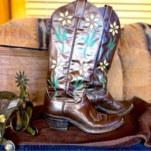 Women’s Justin chocolate with hunter green and yellow Flowers 7B true to size